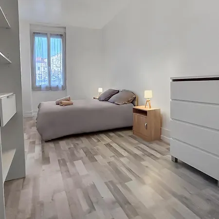 T2 Lumineux Centre Apartment *
