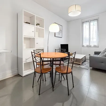 T2 Lumineux Centre Apartment